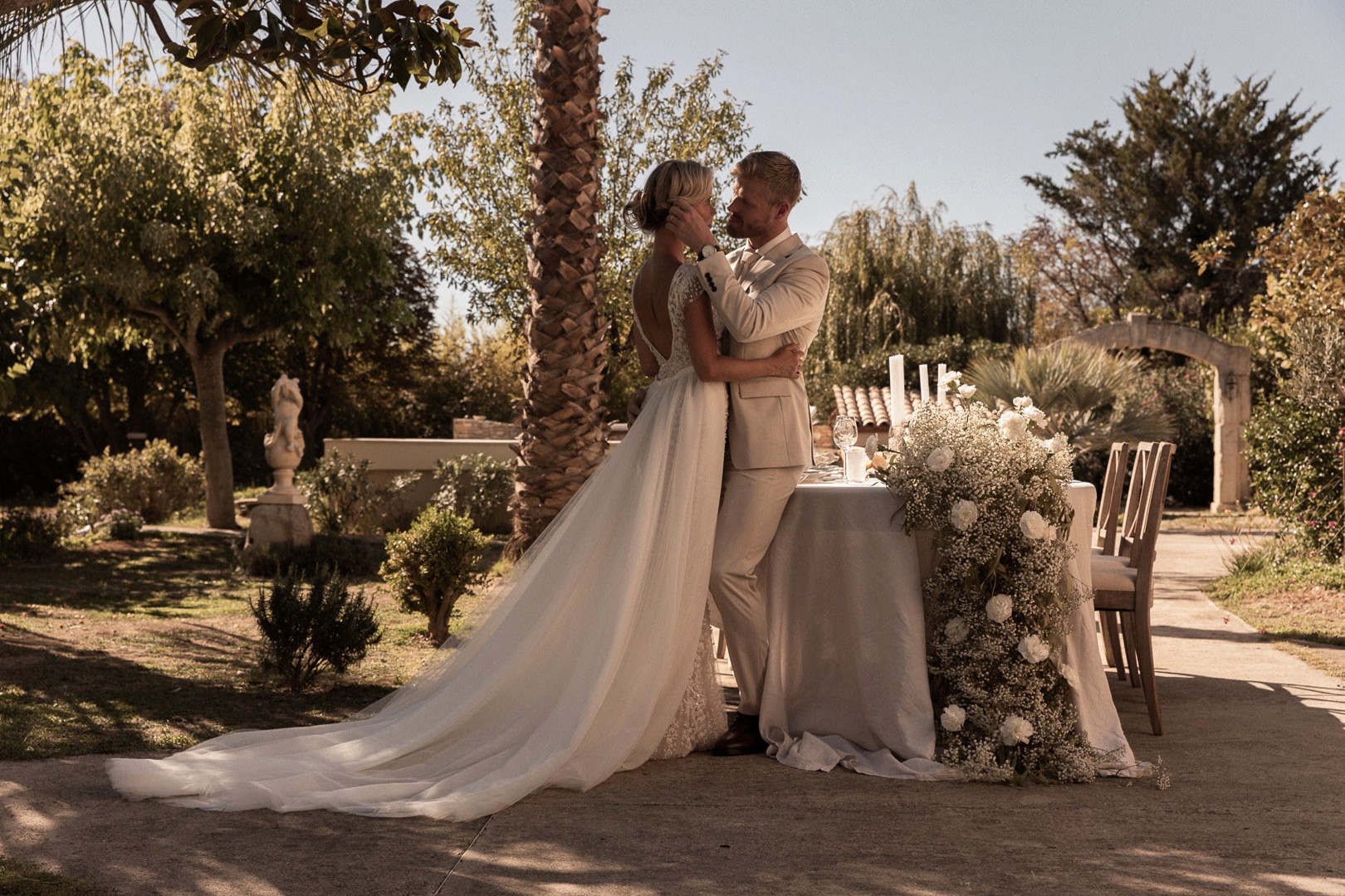 Bruidspaar bij styled shoot in NOUS Zuid Frankrijk