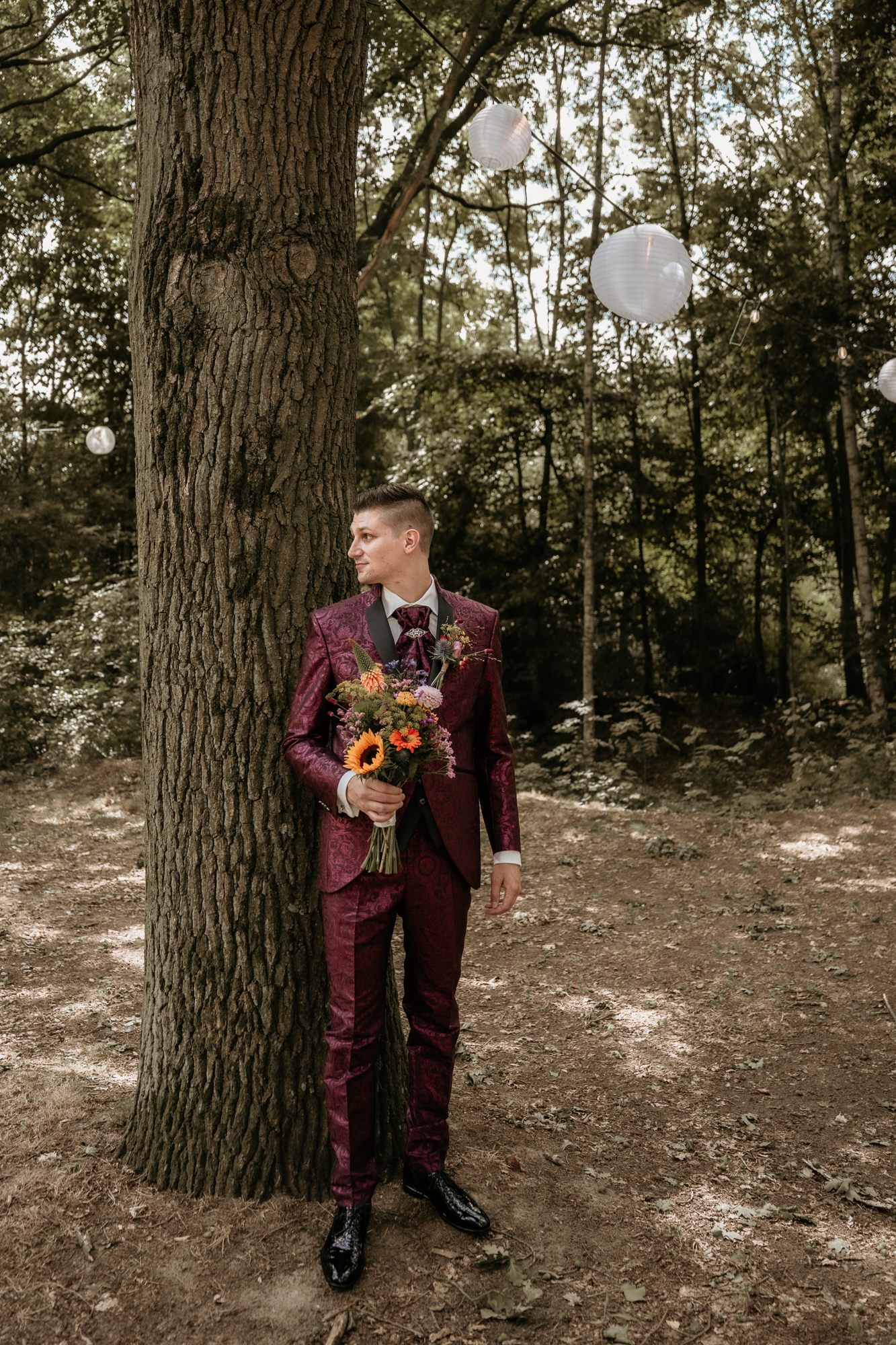 Bruidegom staat te wachten op bruid voor first look