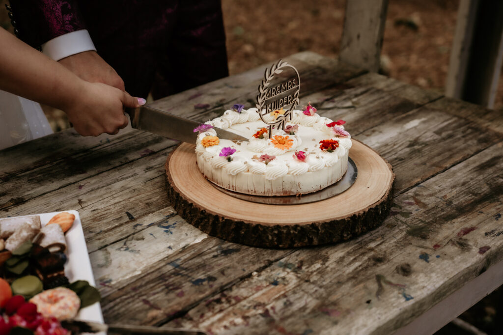 Aansnijden taart op houten schijf