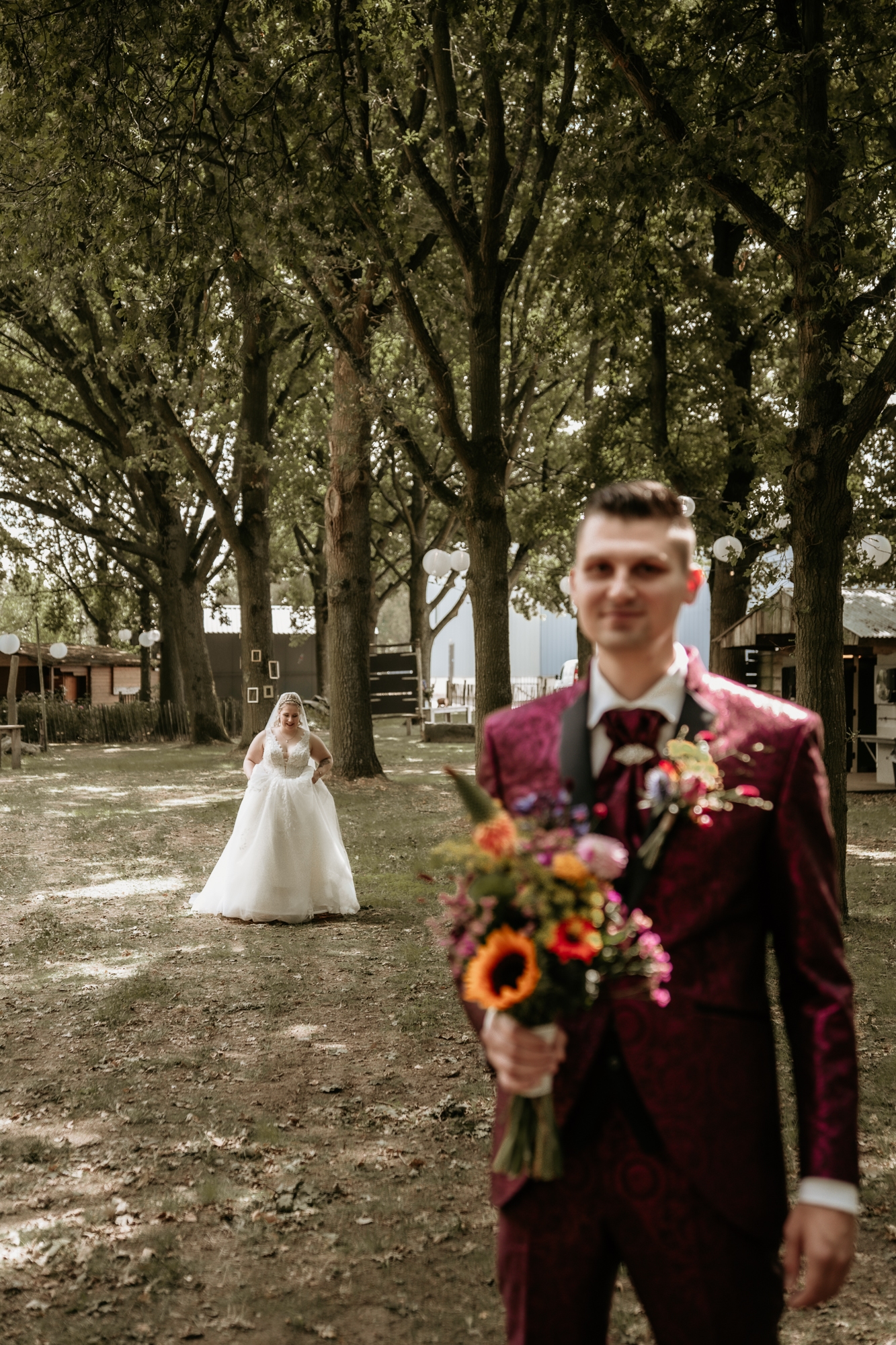 First look vanuit bruidegom met bruidsboeket