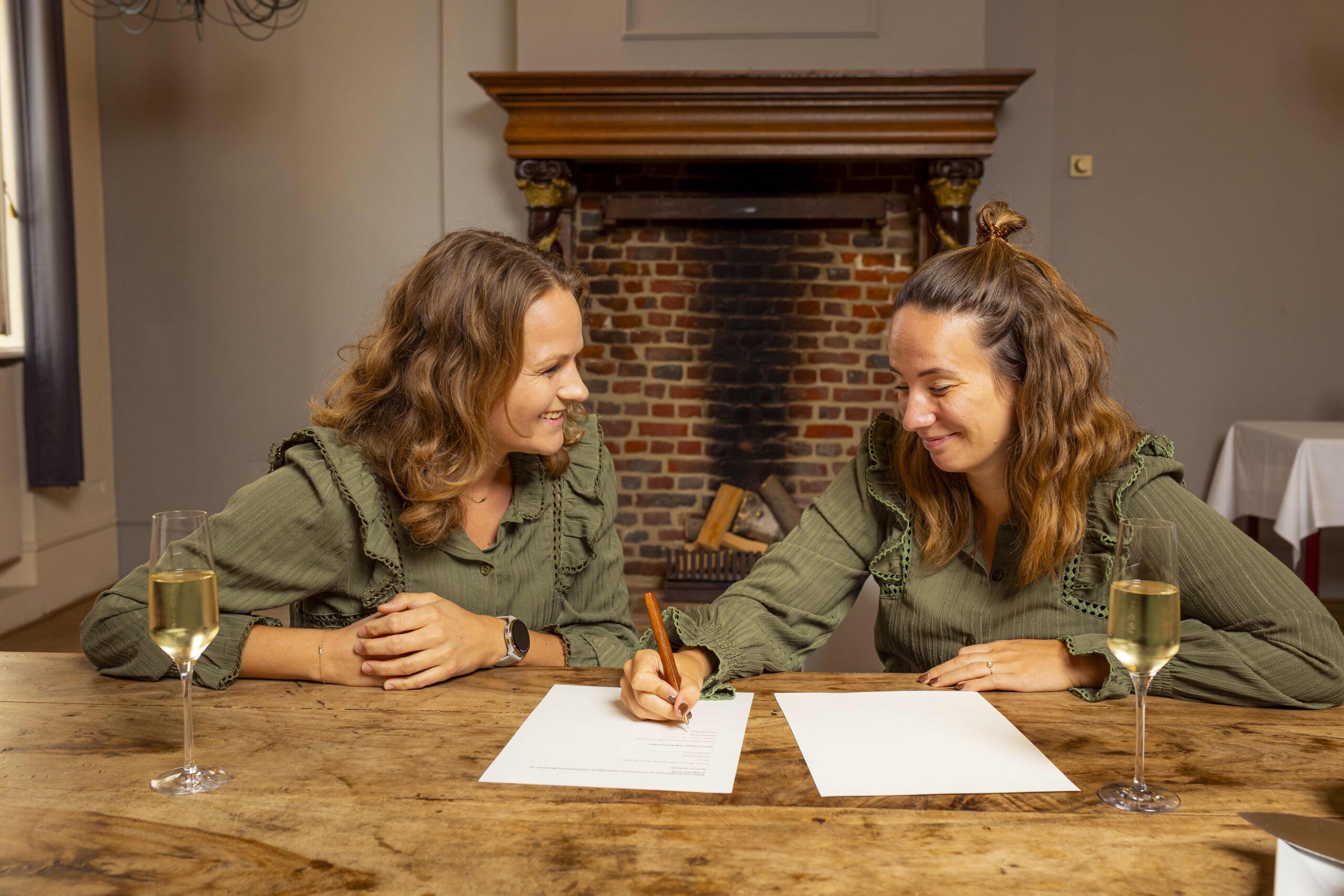 Mandy en Michelle tekenen overnamecontract Trouwbeurs Limburg