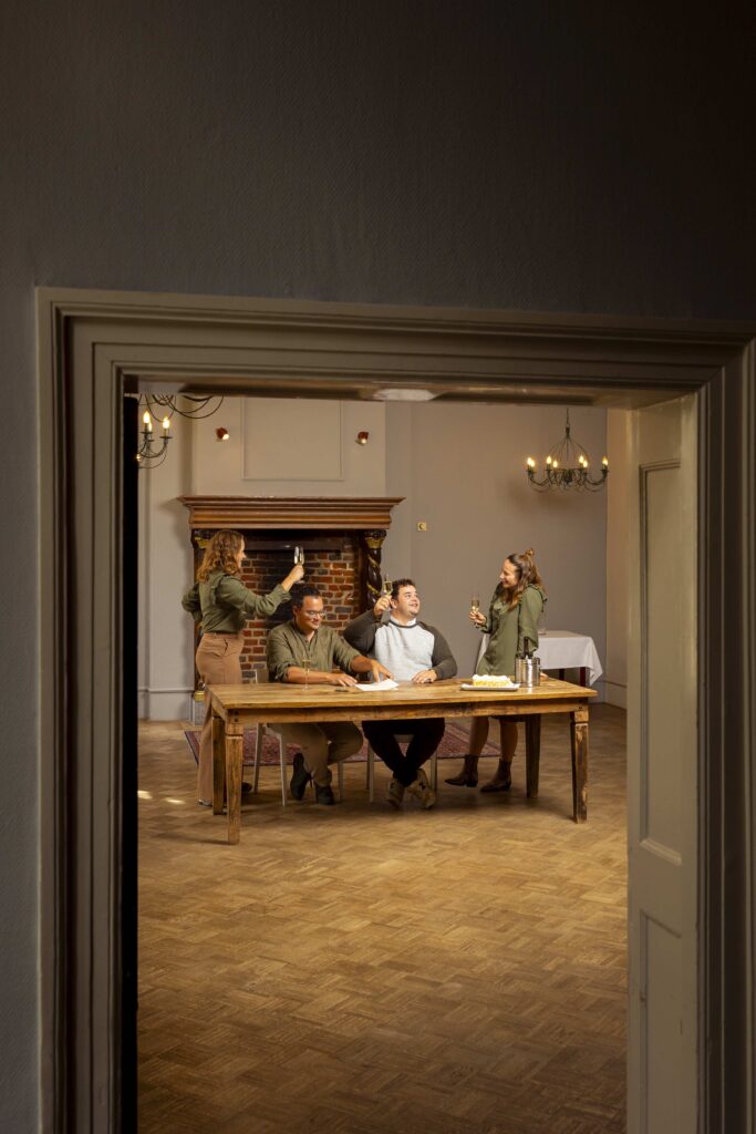 Tekenen contract en proosten op Trouwbeurs Limburg