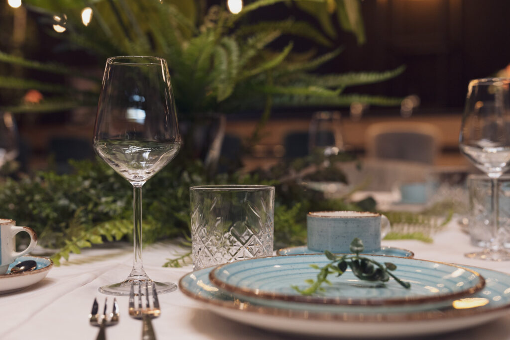 Servies in blauwe kleur voor styling bruiloft