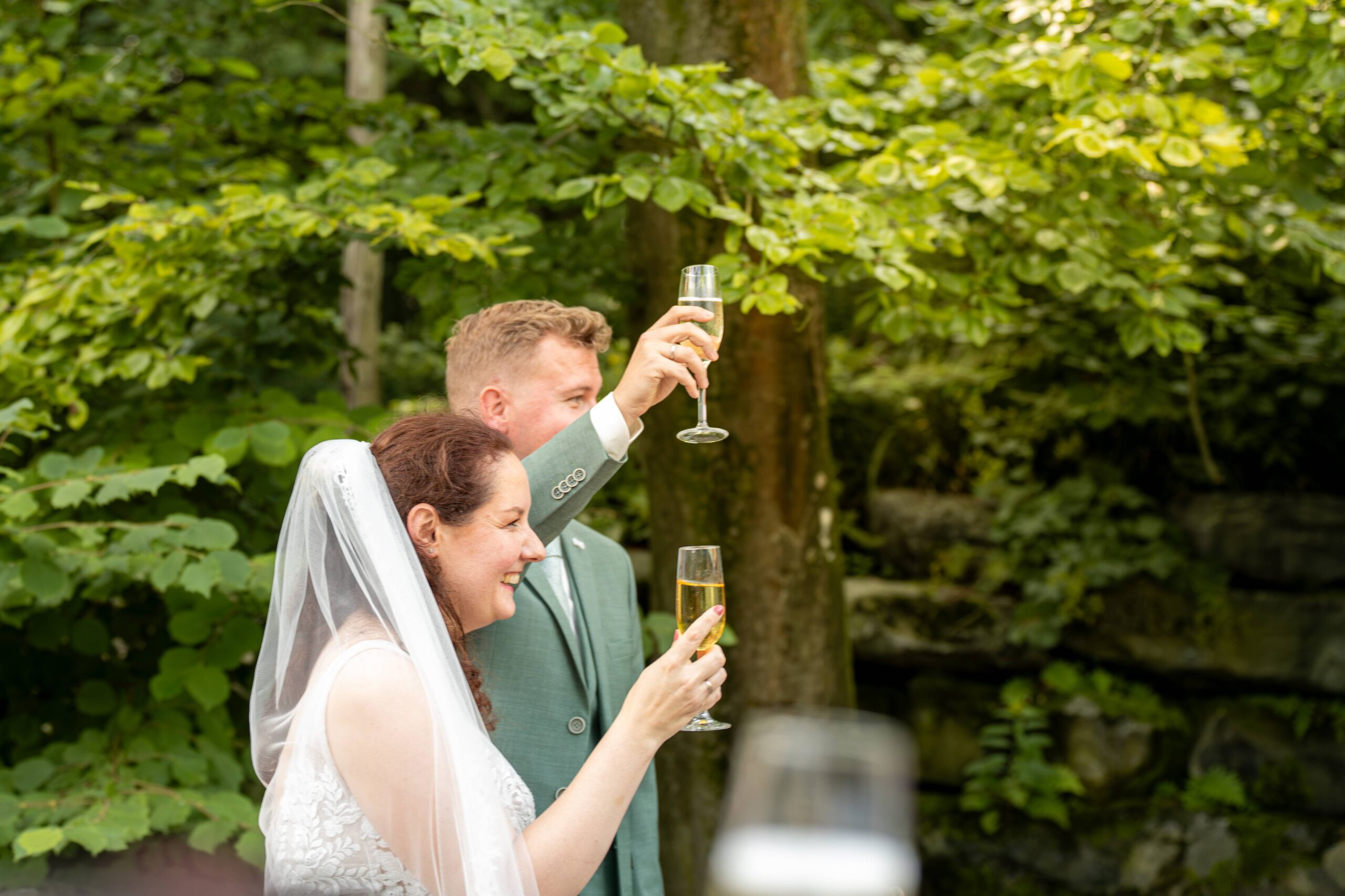 Bruidspaar proost op bruiloft bij GaiaZOO
