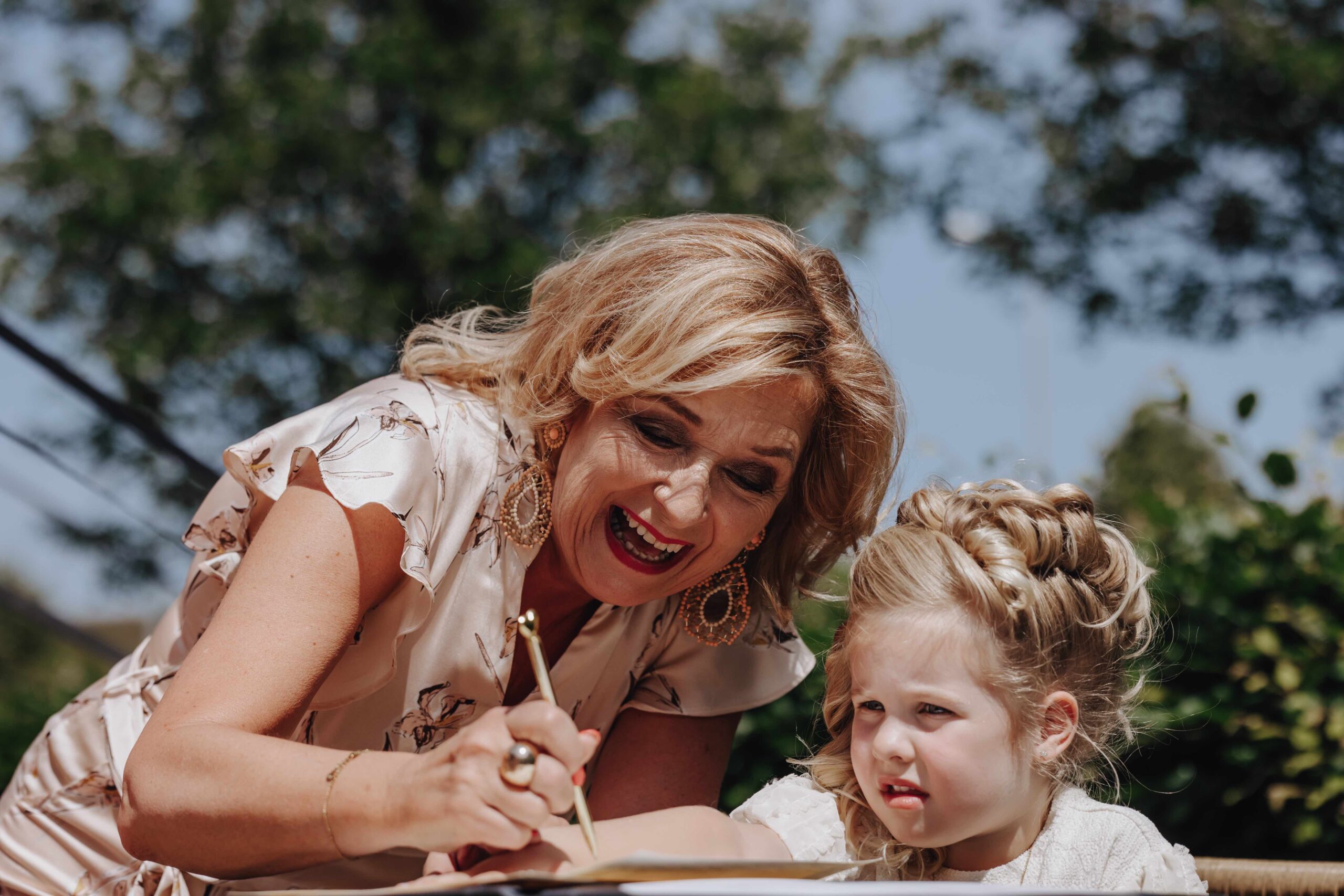 BABS Ingrid tekent samen met dochter van bruidspaar