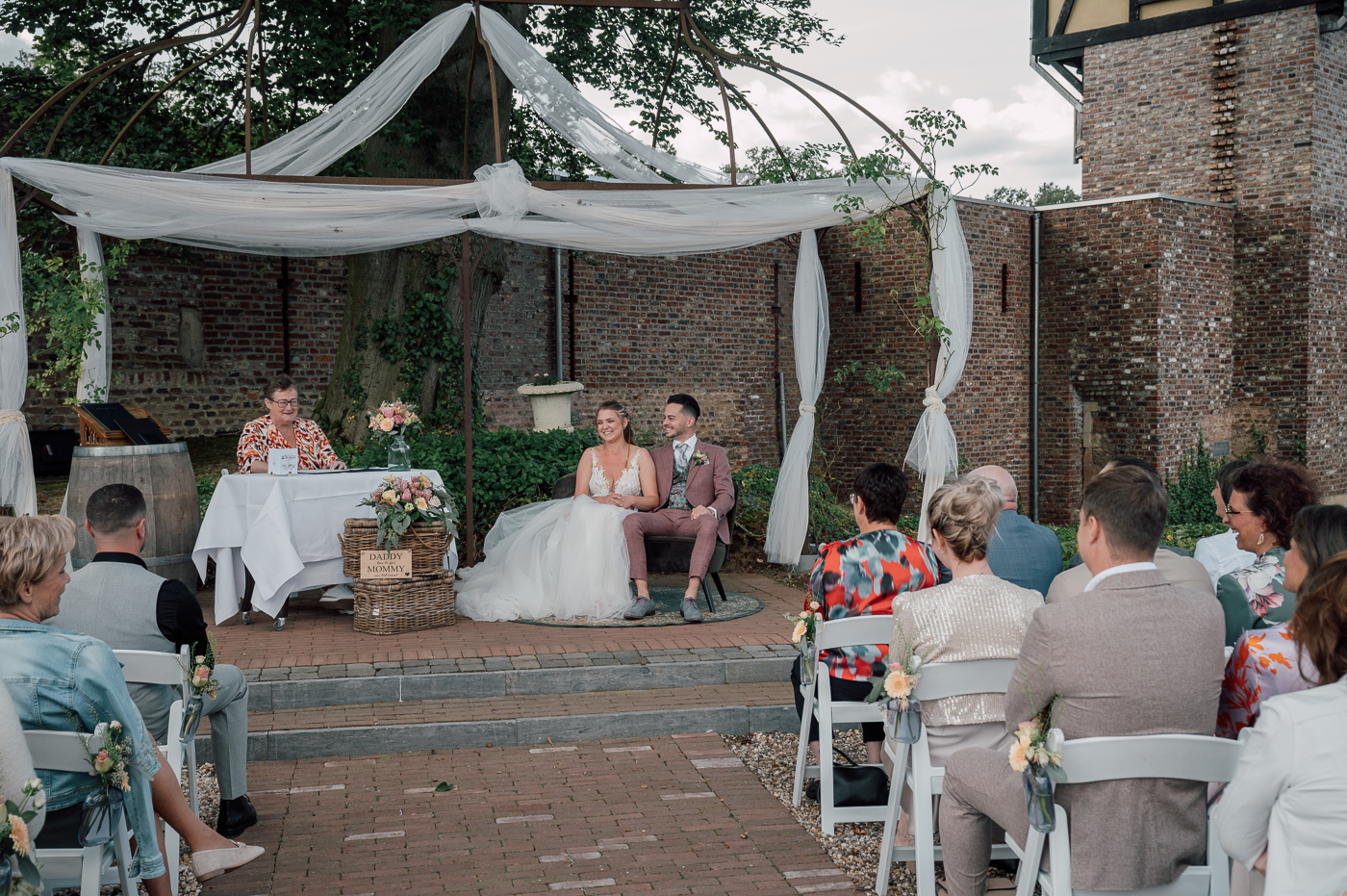Ceremonie bruiloft onder de grote boom bij Kasteel Daelenbroeck