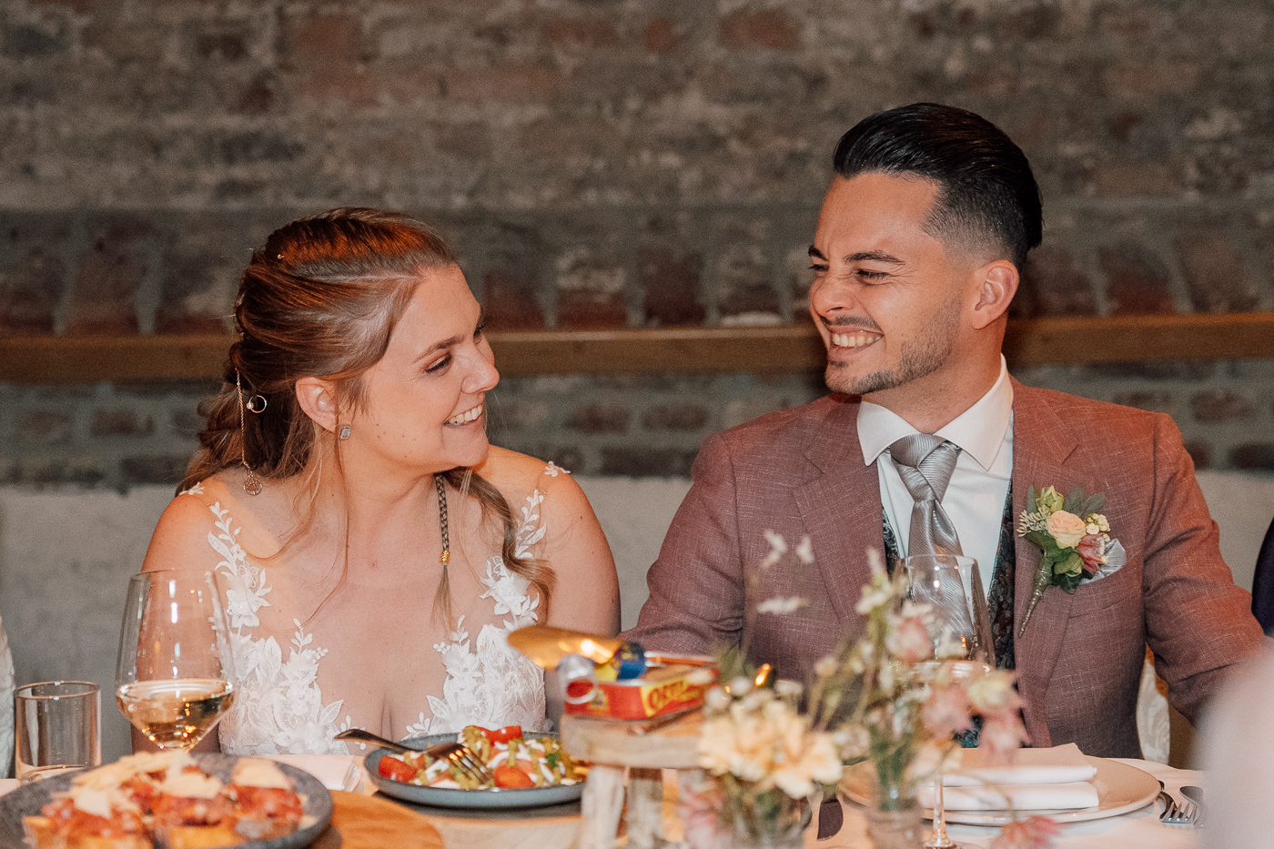 Bruidspaar lachend tijdens diner