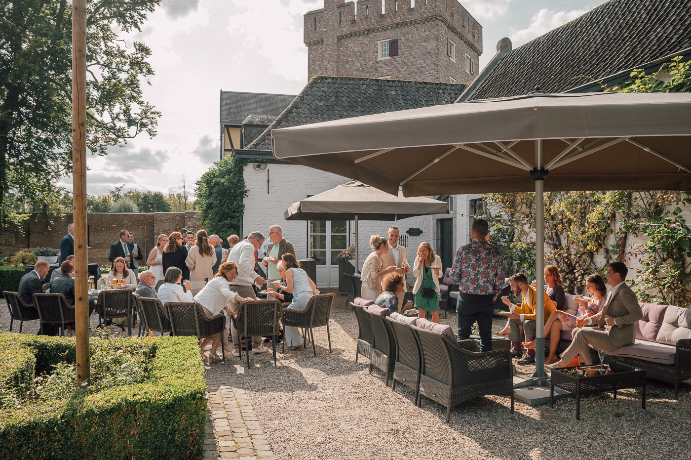 Gezellige borrel op het terras van Kasteel Daelenbroeck
