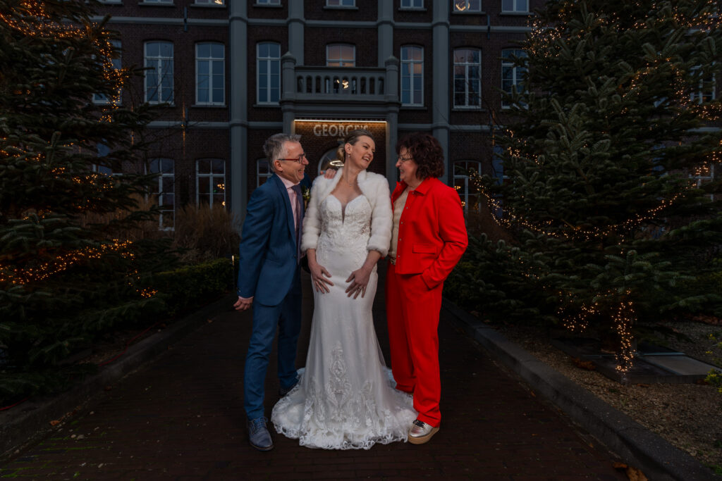 Trouwambtenaar met bruidspaar winter bruiloft