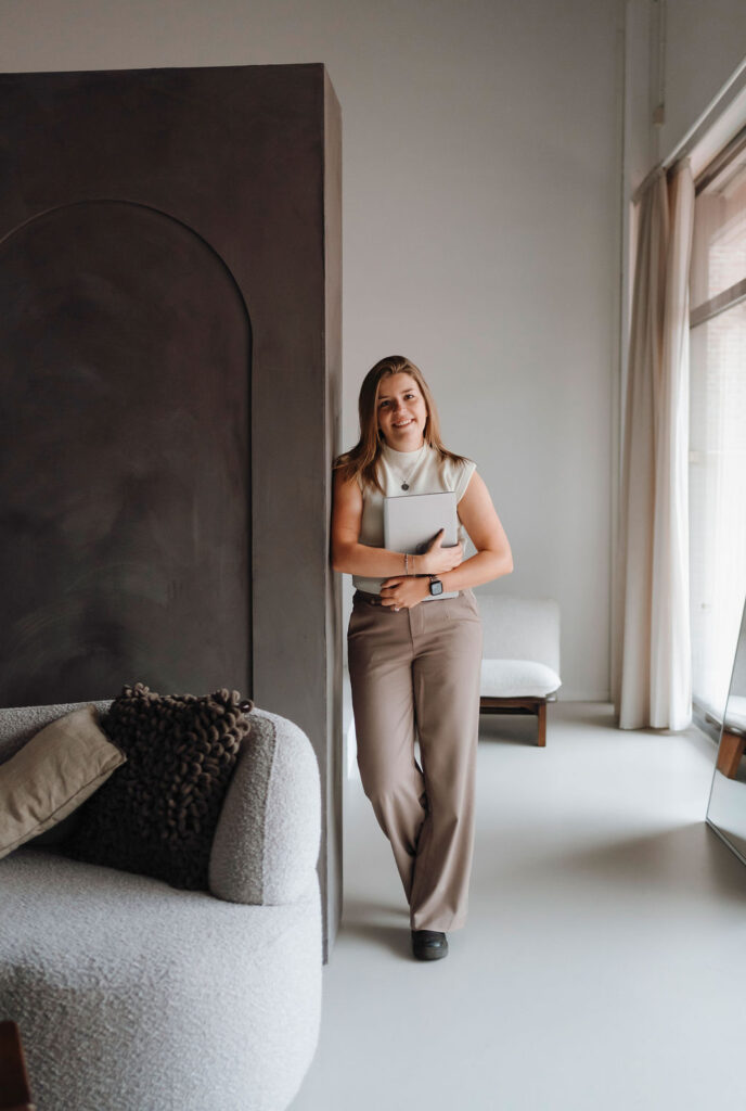 Rianne van Vivé Weddings met haar laptop