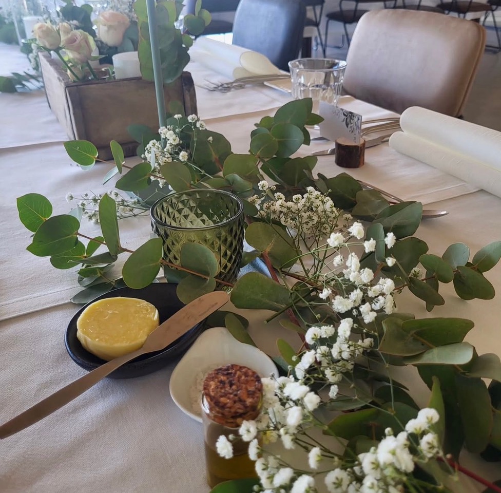 Styling dinertafel bruiloft met eucalyptus