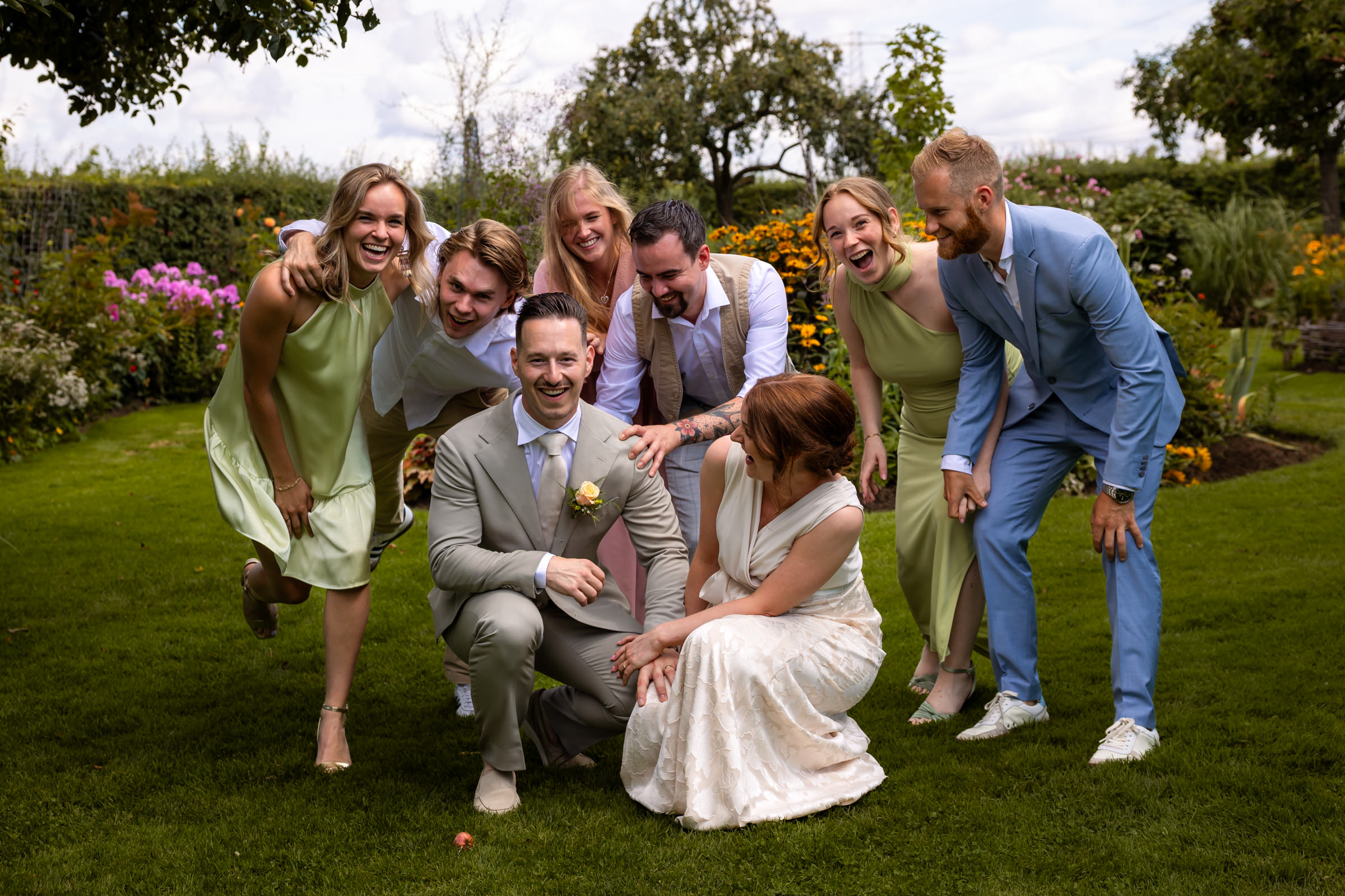 Bruidspaar met gasten fotoshoot