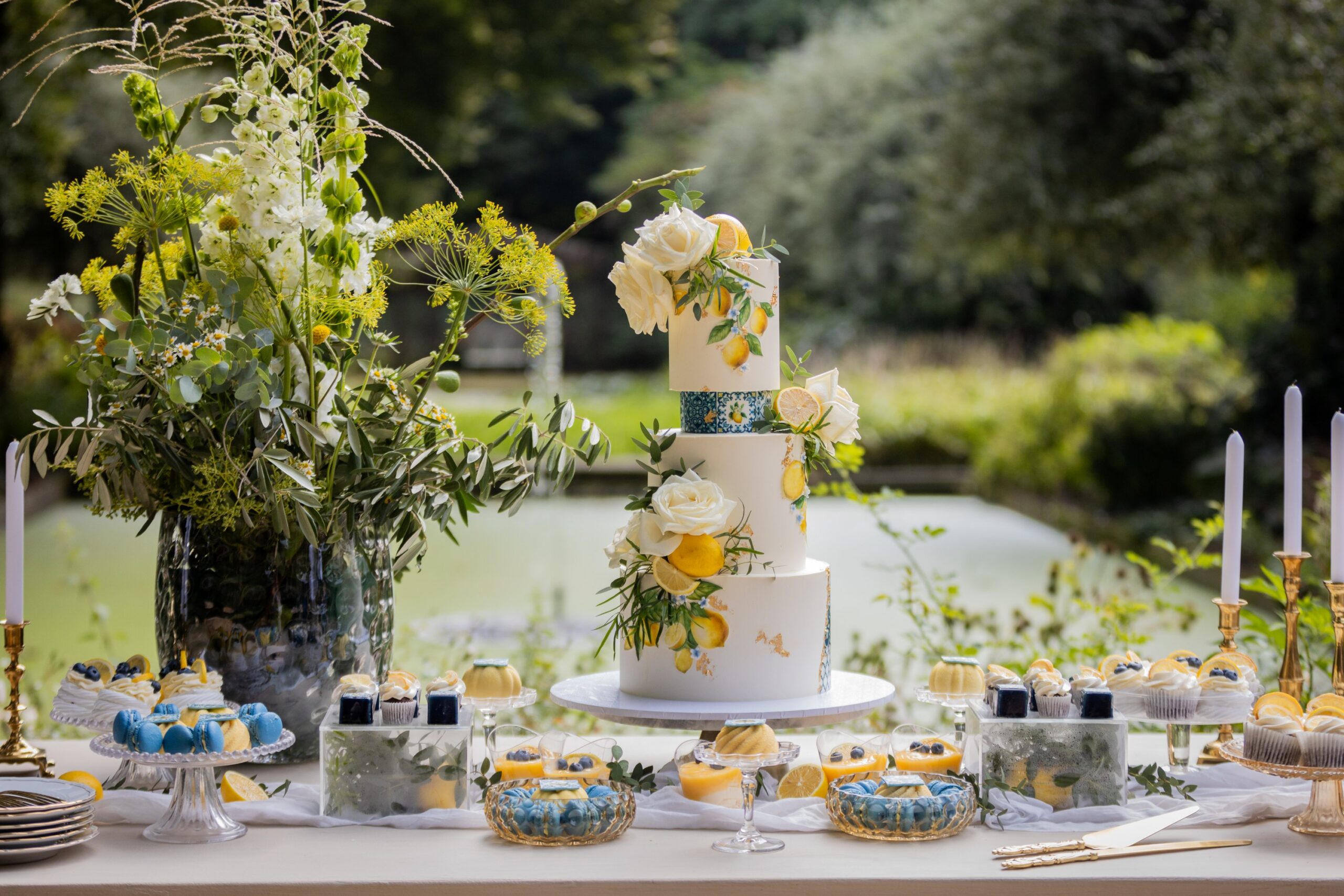 Bruidstaart in 3 lagen met gele en blauwe accenten