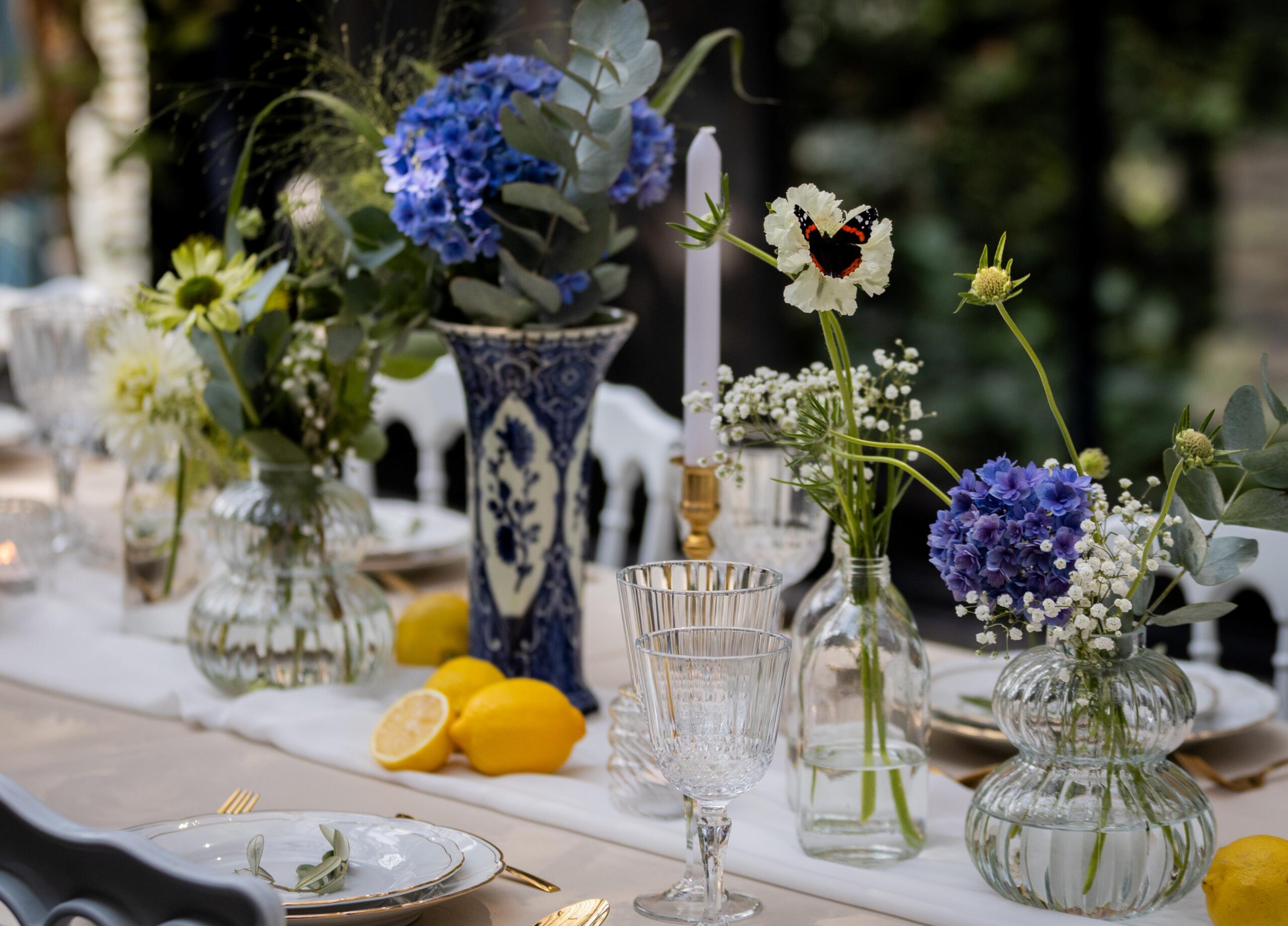 Styling dinertafel met Italiaanse sfeer blauw en geel