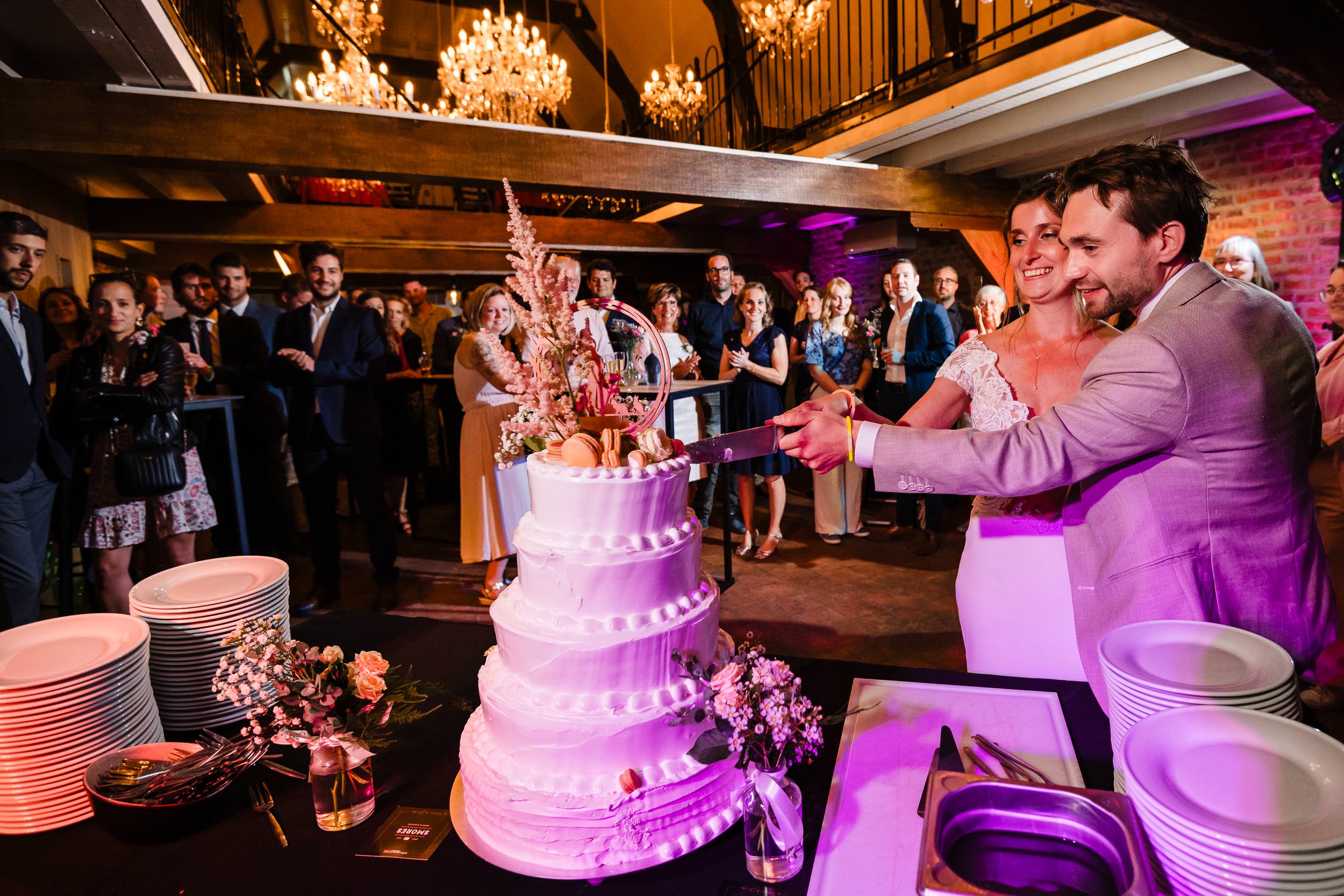 Aansnijden van de bruidstaart als opening feest