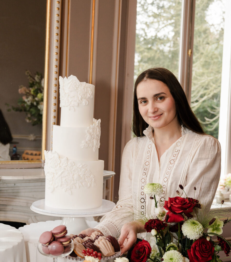 Anna met bruidstaart in wit klassiek
