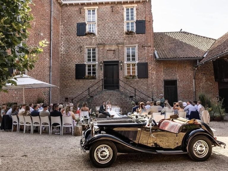 Klassieke auto voor kasteel van de Schinvelderhoeve ceremonie bruiloft