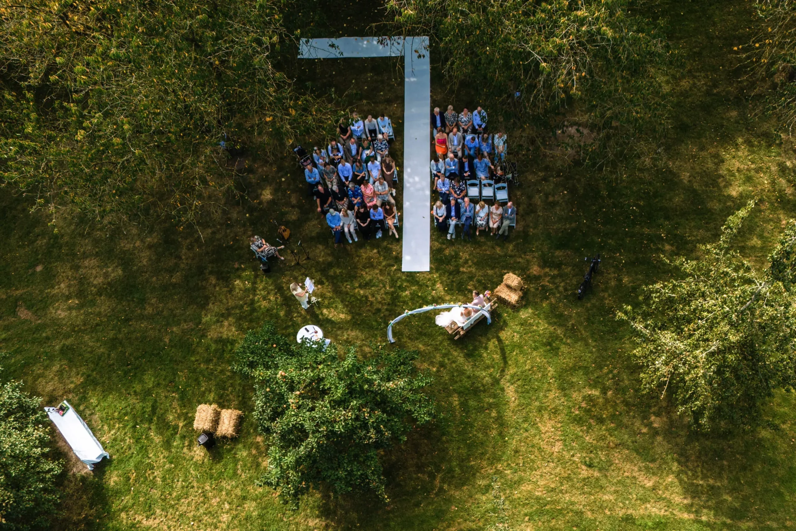 Drone foto van ceremonie in het weiland
