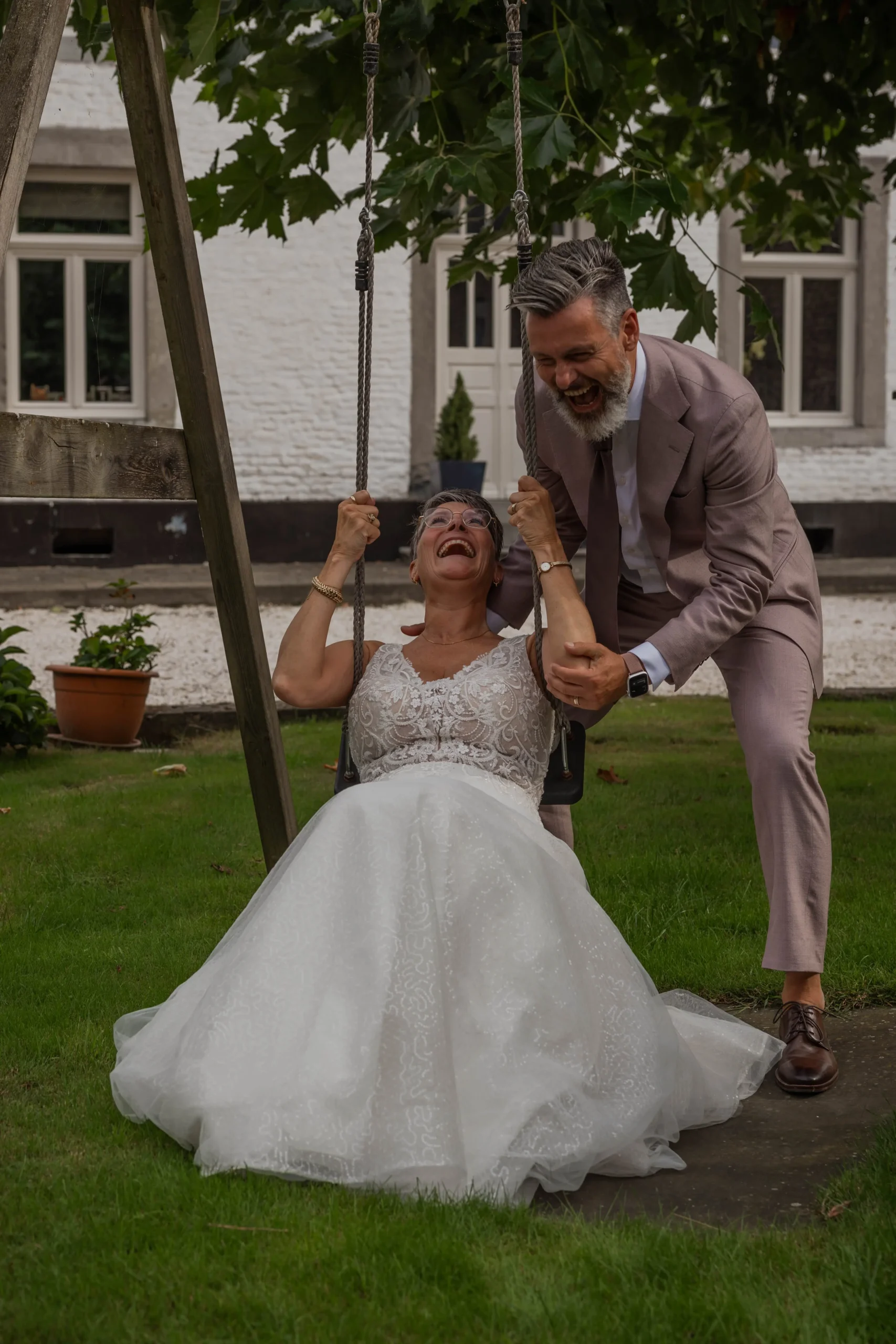 Bruidspaar heeft plezier op de schommel