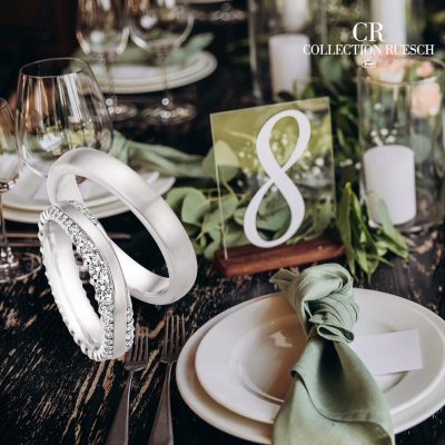 Trouwringen in wit goud of zilver getoond bij bruiloft diner