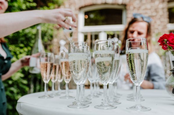 Inschenken prosecco voor toost bruiloft