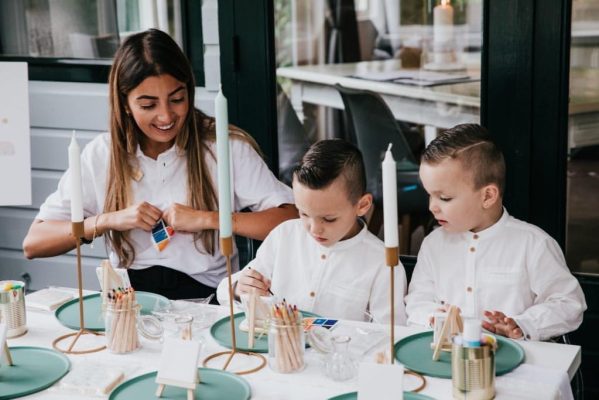 Nanny samen met kinderen op bruiloft