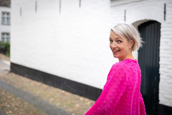 Willeke Simons wandelend in Thorn, Midden Limburg