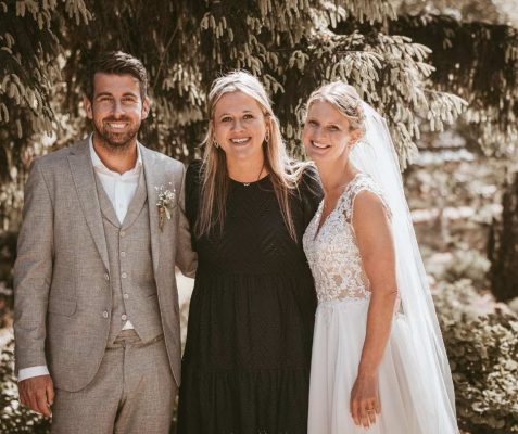 Marijke als ceremoniemeester met bruidspaar