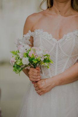 Bruidsjurk met bruidsboeket Desiree bruidsmode Geleen