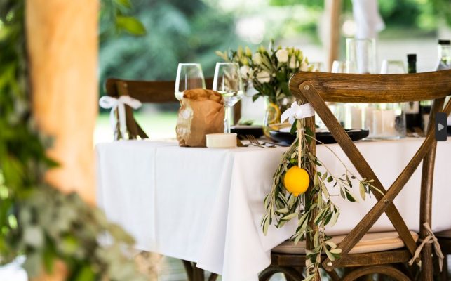 Een aangeklede dinertafel met citroenen van een bruiloft
