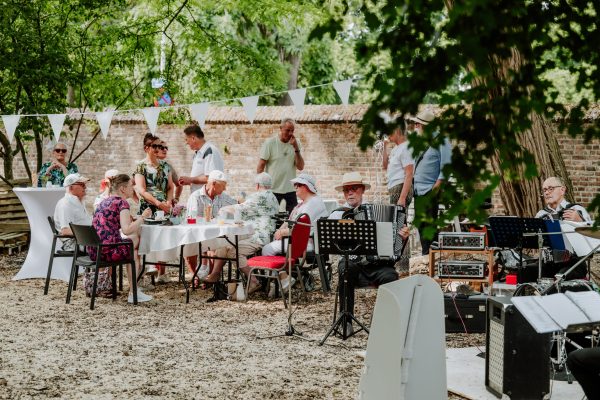 Sfeervol beeld van een bruiloft waar live muziek gespeeld wordt door een accordeonist