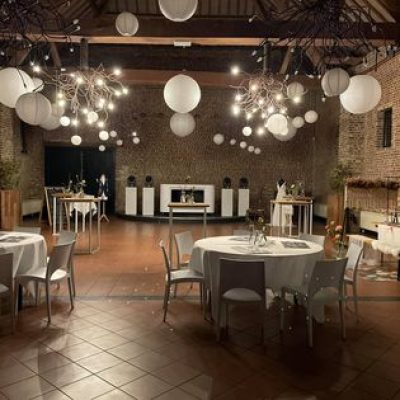 Feestzaal met witte decoratie Schinvelderhoeve
