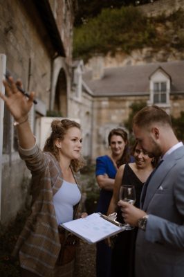 Mandy van FBLS Weddings wijst bruiloftgasten de weg bij Chateau Neercanne in Maastricht