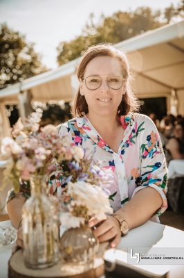 Veerle Handgebonden met liefde bij haar bloemen