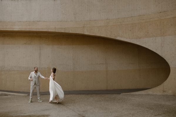 bruidspaar voor mooie architectuur limburg