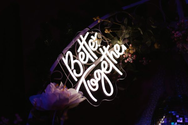 Neon licht met tekst better together