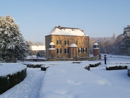Trouwlocatie winter Kasteel Erenstein in de sneeuw