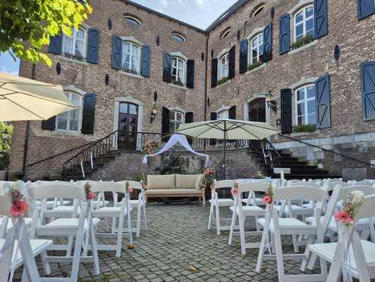 Ceremonie huwelijk met witte stoelen en vintage bank voor Kasteel Erenstein