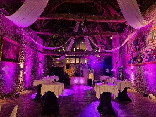 Feestzaal grote schuur met sfeervolle verlichting Kasteel Erenstein