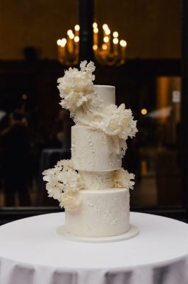 A-symmetrische bruidstaart wit met bloemen