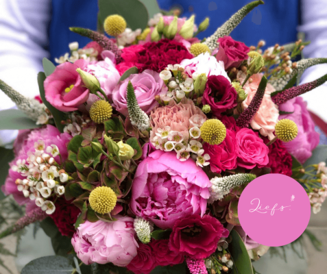Bruidsboeket met roze en rode tinten