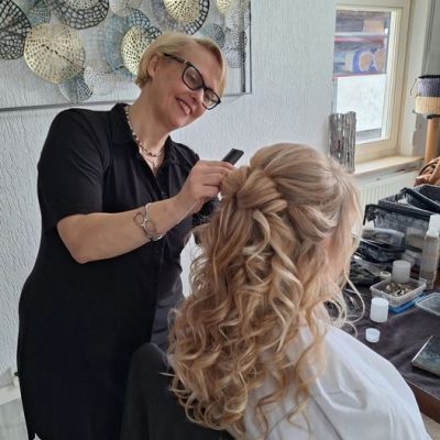 Esmie bezig met bruidskapsel ochtend bruiloft