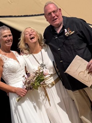 Trouwambtenaar Janine met bruidspaar