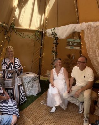 Ceremonie in een tipitent in Limburg door Janine