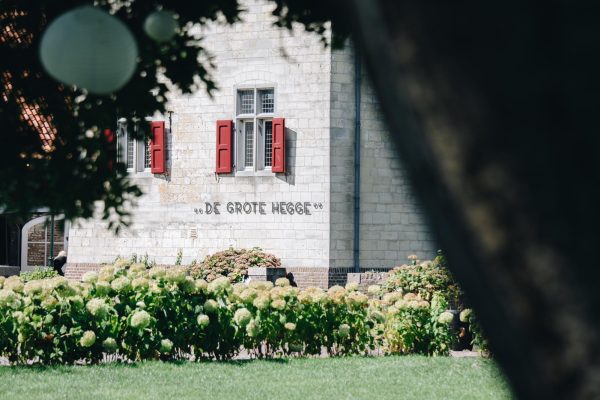 Kasteelhoeve met raampjes en letters op de muur in Thorn