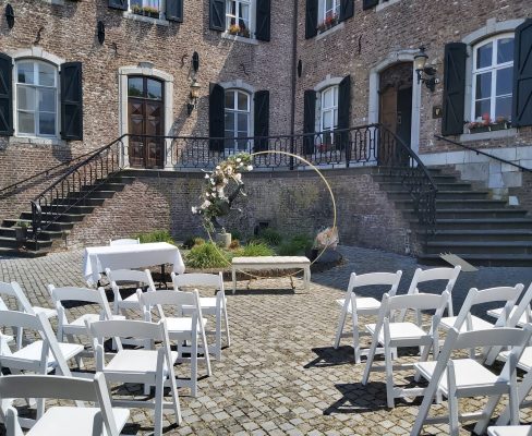 Ceremonie opstelling met witte stoelen en ronde trouwboog voor Kasteel Erenstein