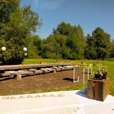 Grote picknicktafel in de tuin van de Schinvelderhoeve