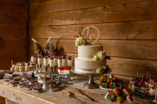 Sweettable met bruidstaart en andere zoetigheden door Zoet van Zus