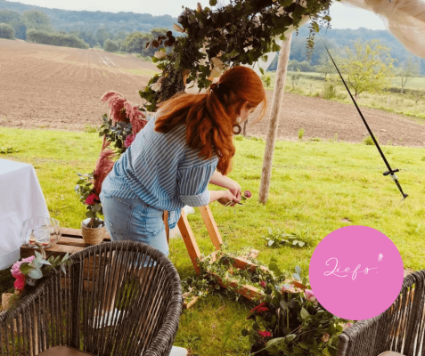 Backdrop bruiloft aankleding met bloemen