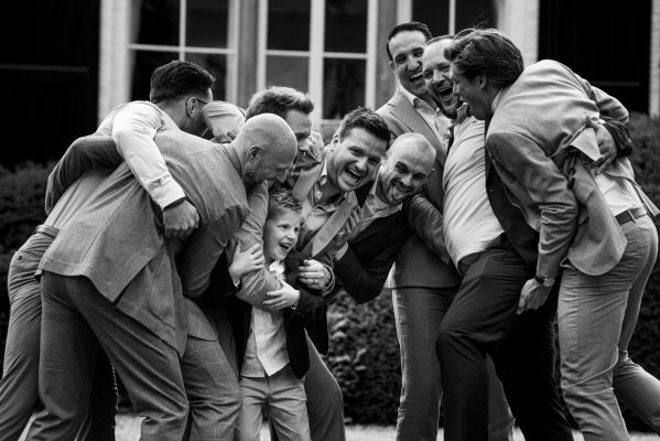 Bruidegom met gasten in zwart wit